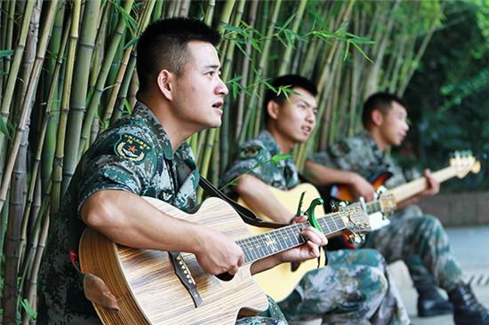 激情燃烧为兵歌(王磊摄).jpg